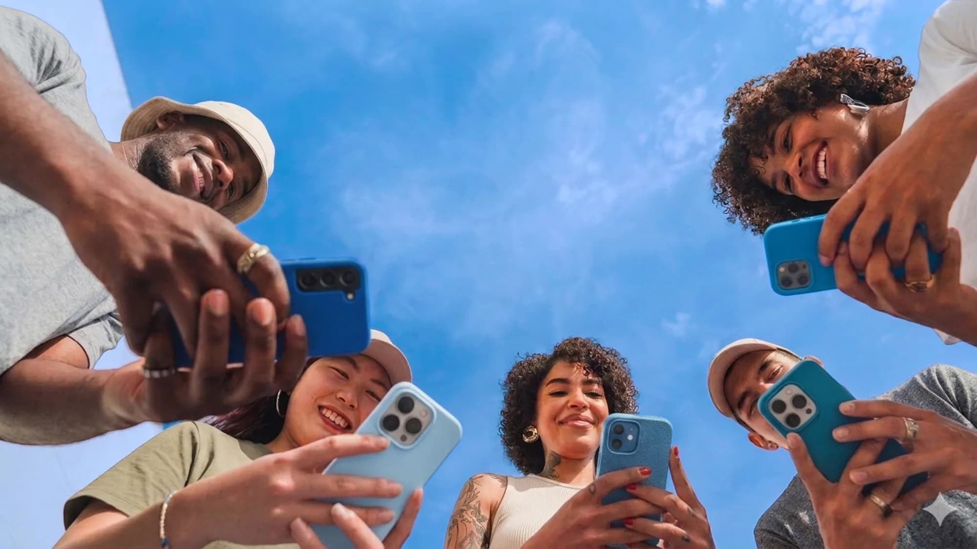 Pessoas usando celular para indicar o Meu Consig