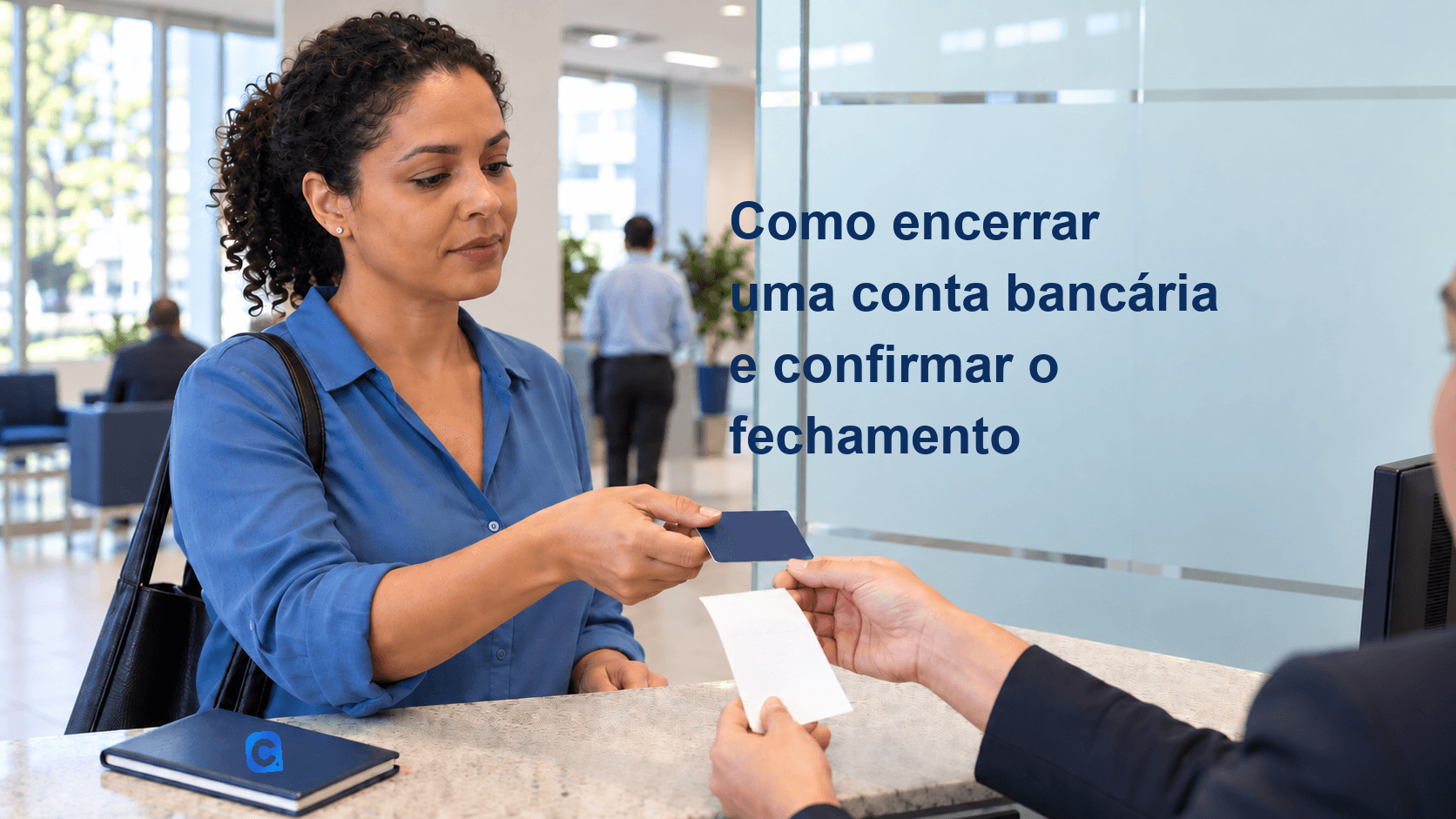 Cliente conversa com atendente em uma agência bancária neutra, devolve um cartão sem marca e recebe um comprovante em branco; símbolo Meu Consig aparece uma vez em um caderno azul no balcão.