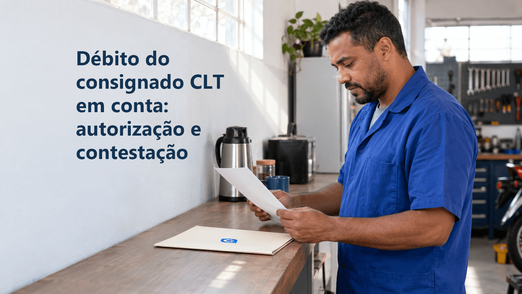 Trabalhador de oficina em pausa confere uma folha sem texto ao lado de uma pasta marcada pelo símbolo oficial do Meu Consig, sob o título “Débito do consignado CLT em conta: autorização e contestação”.