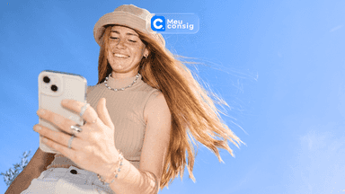 mulher joven feliz celular ceu azul