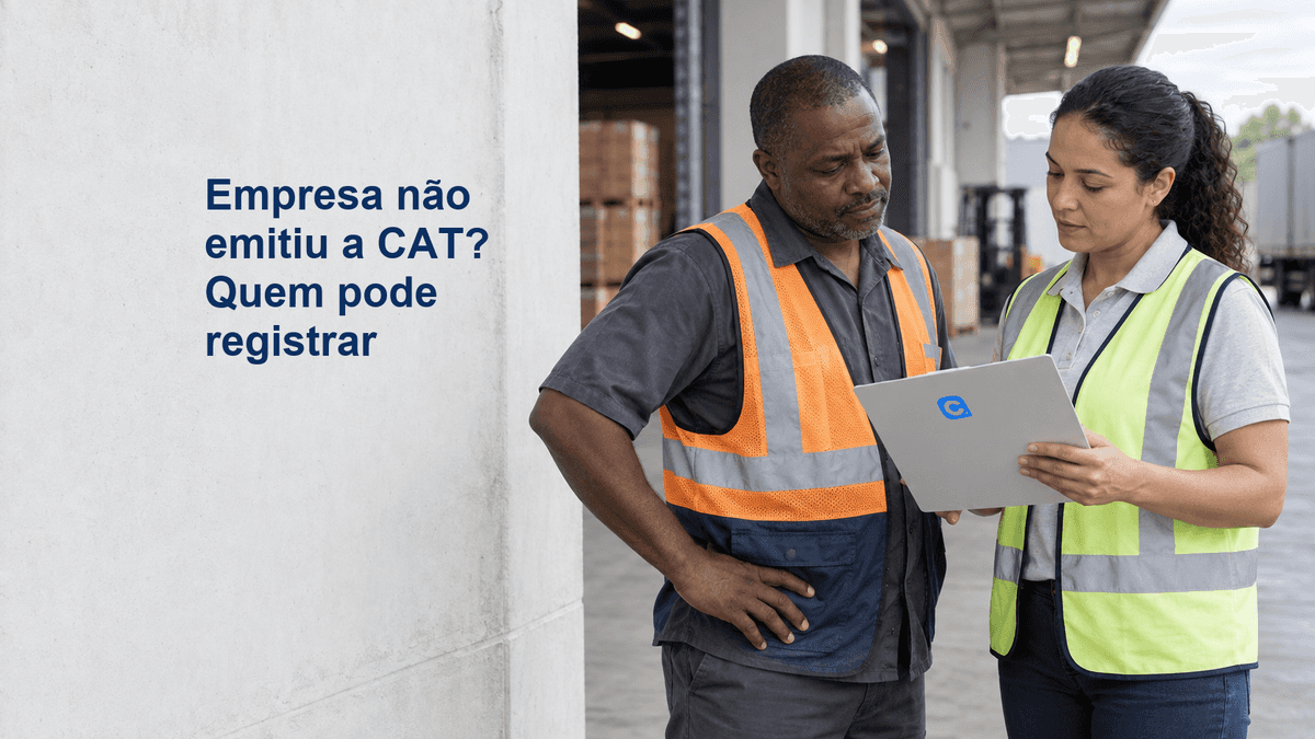 Trabalhador de logística conversa com uma profissional de segurança do trabalho e confere uma prancheta em um armazém.
