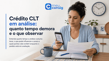 Trabalhador com carteira assinada acompanhando Crédito CLT em análise no celular