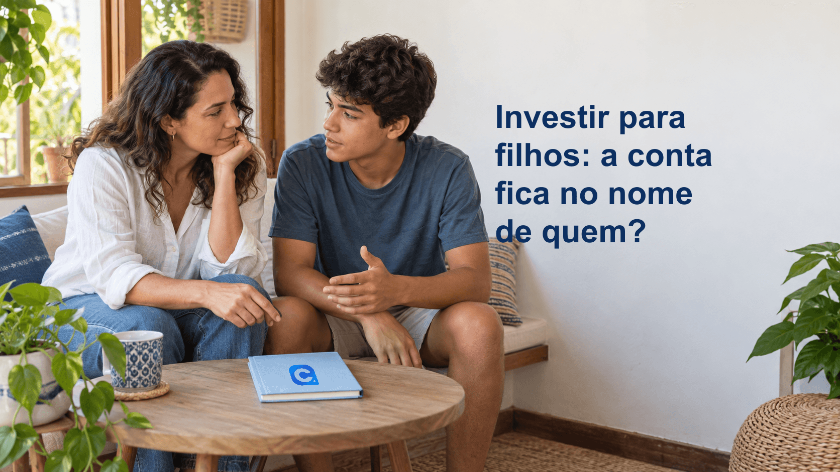 Mae e adolescente conversam em varanda clara, com caderno azul e simbolo Meu Consig sobre a mesa.