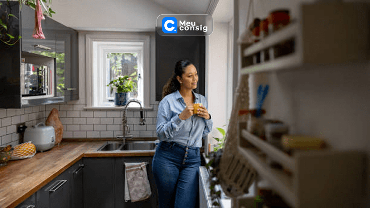 mulher relaxada cafe cozinha janela