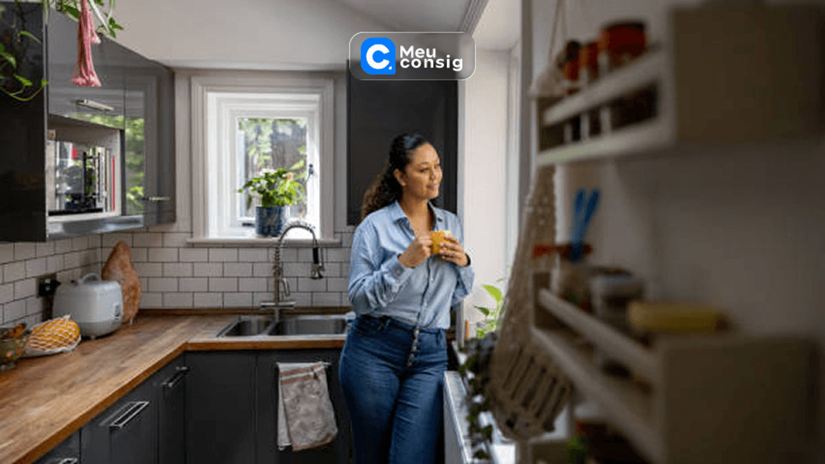mulher relaxada cafe cozinha janela