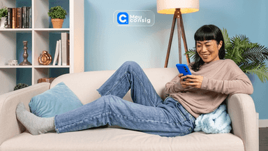 mulher sofa deitada relaxada sorrindo