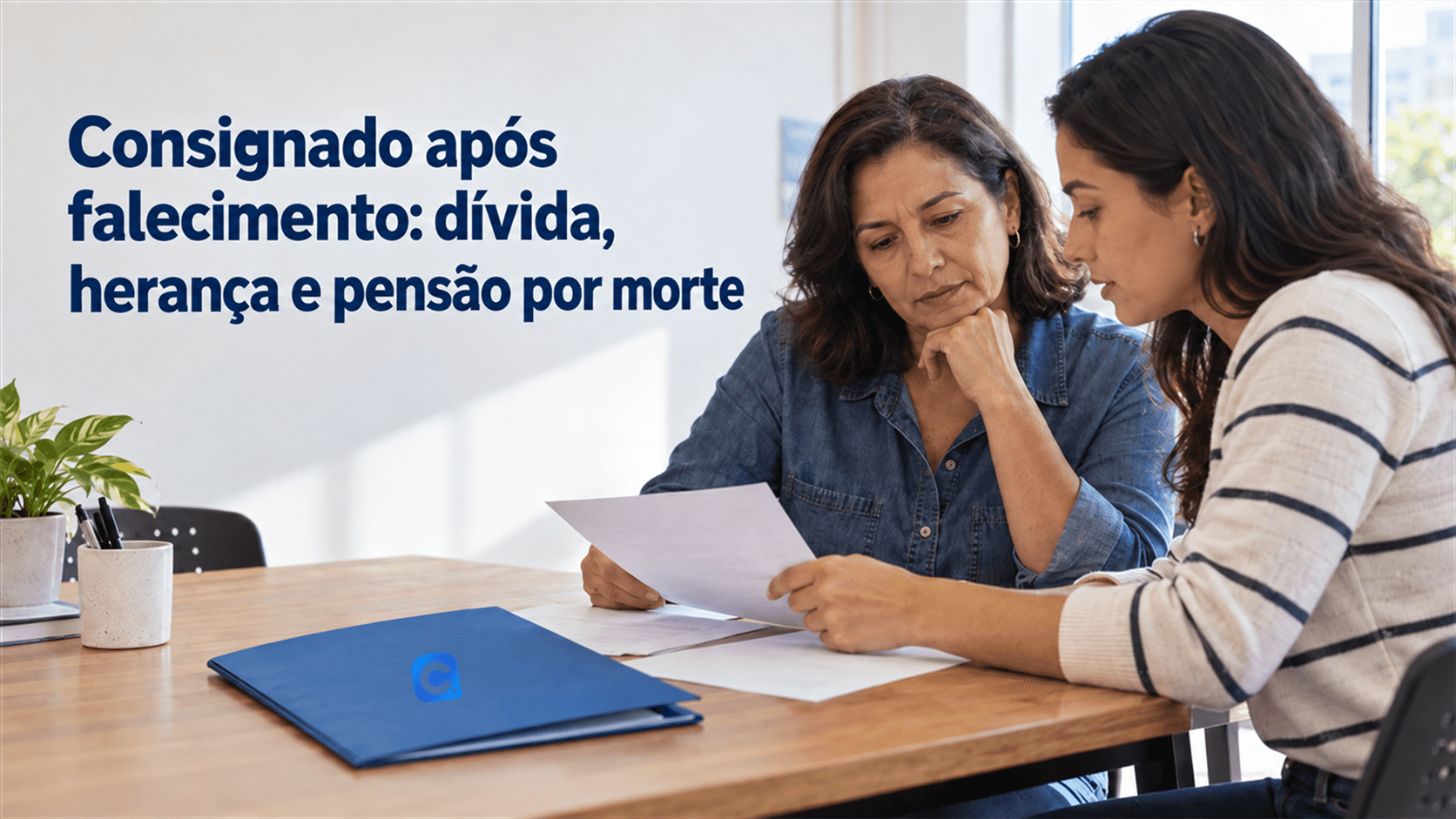 Duas mulheres conferem documentos sobre uma mesa, com uma pasta azul marcada pelo símbolo oficial do Meu Consig e o título “Consignado após falecimento: dívida, herança e pensão por morte”.