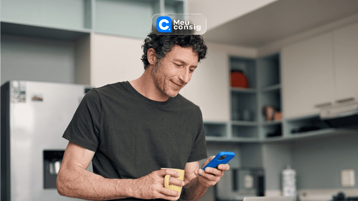 homem relaxado celular cafe cozinha