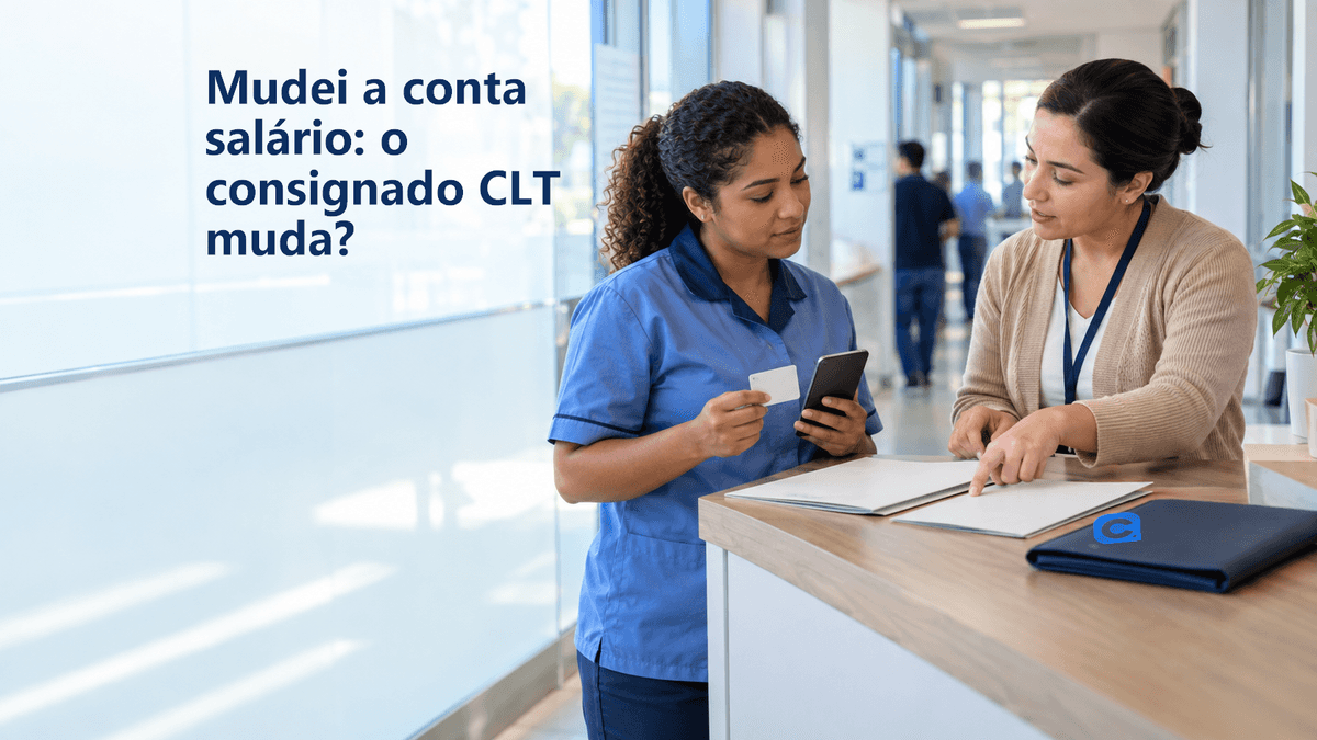 Trabalhadora mostra um cartão bancário em conversa com profissional de RH, que aponta a uma pasta sobre o balcão; símbolo Meu Consig no fólio azul.