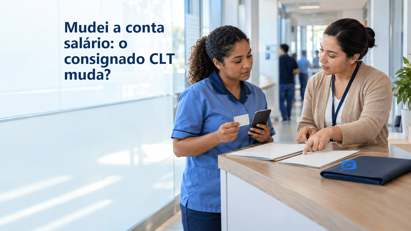 Trabalhadora mostra um cartão bancário em conversa com profissional de RH, que aponta a uma pasta sobre o balcão; símbolo Meu Consig no fólio azul.
